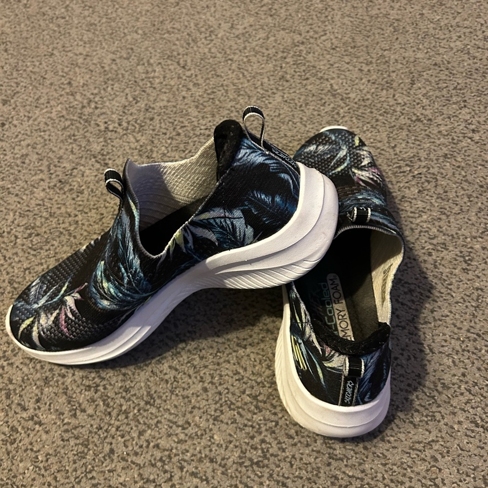 Skechers Memory Foam Palm print slip ons - Picture 3 of 5